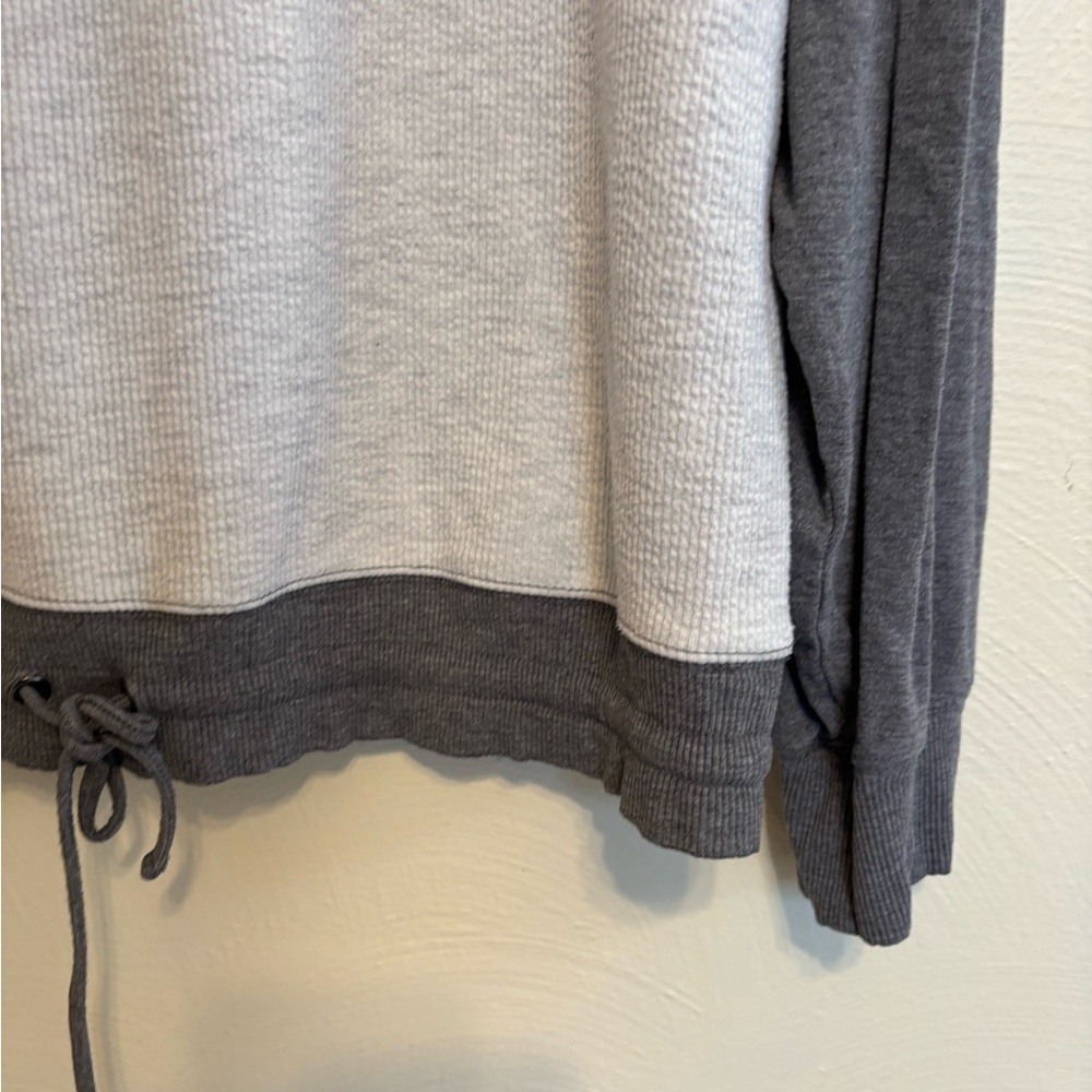 🩶 Simply Vera Vera Wang Colorblock Waffle Knit Pullover (Size M) - Picture 7 of 8
